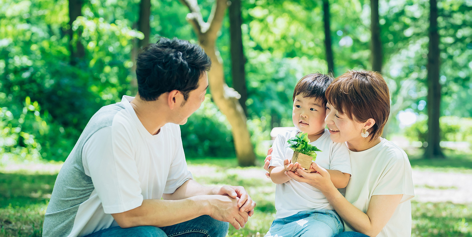 公園で過ごす家族の写真