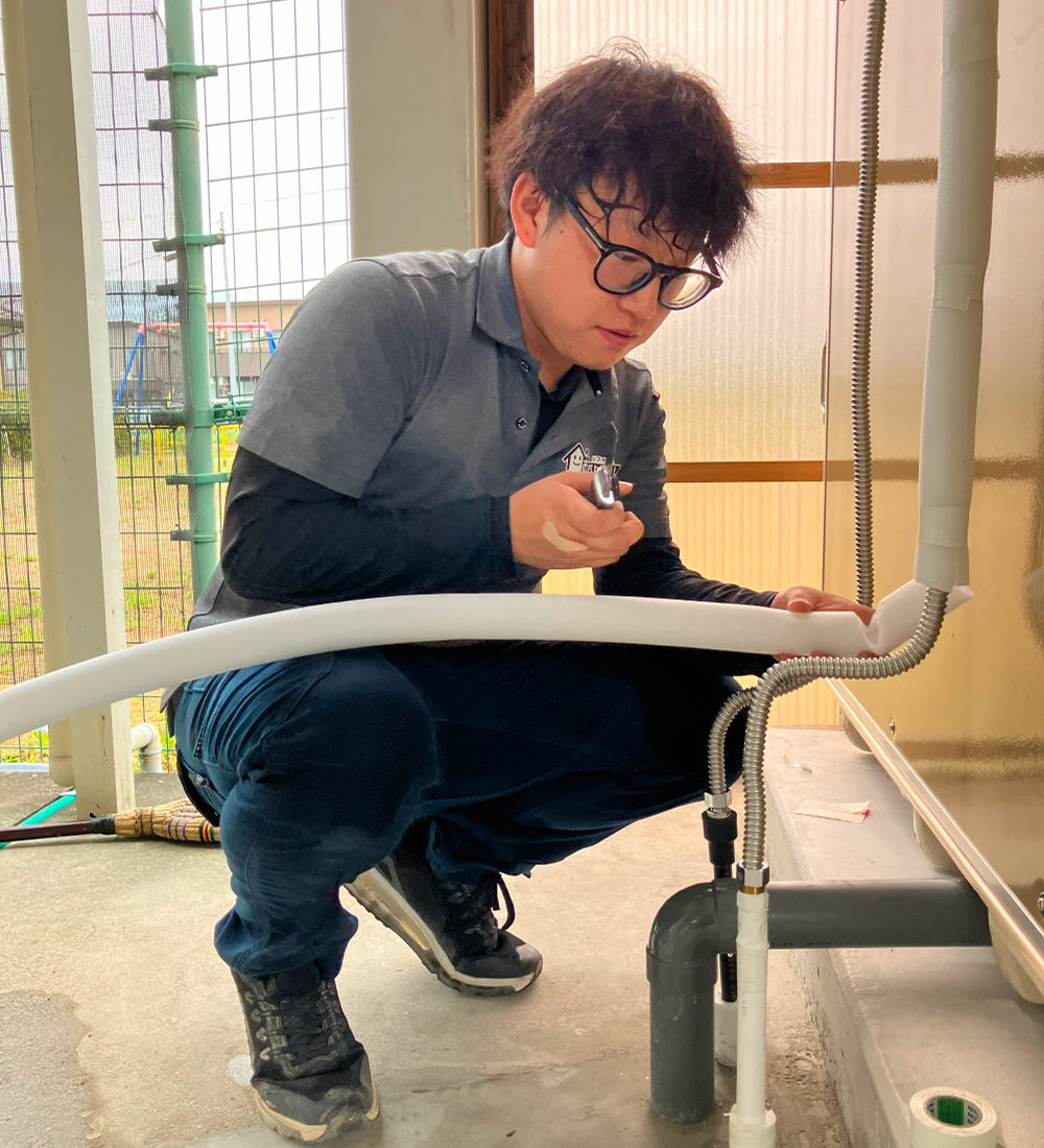 現場で作業するI氏