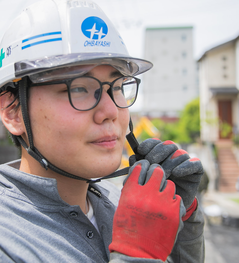 現場で作業するI氏